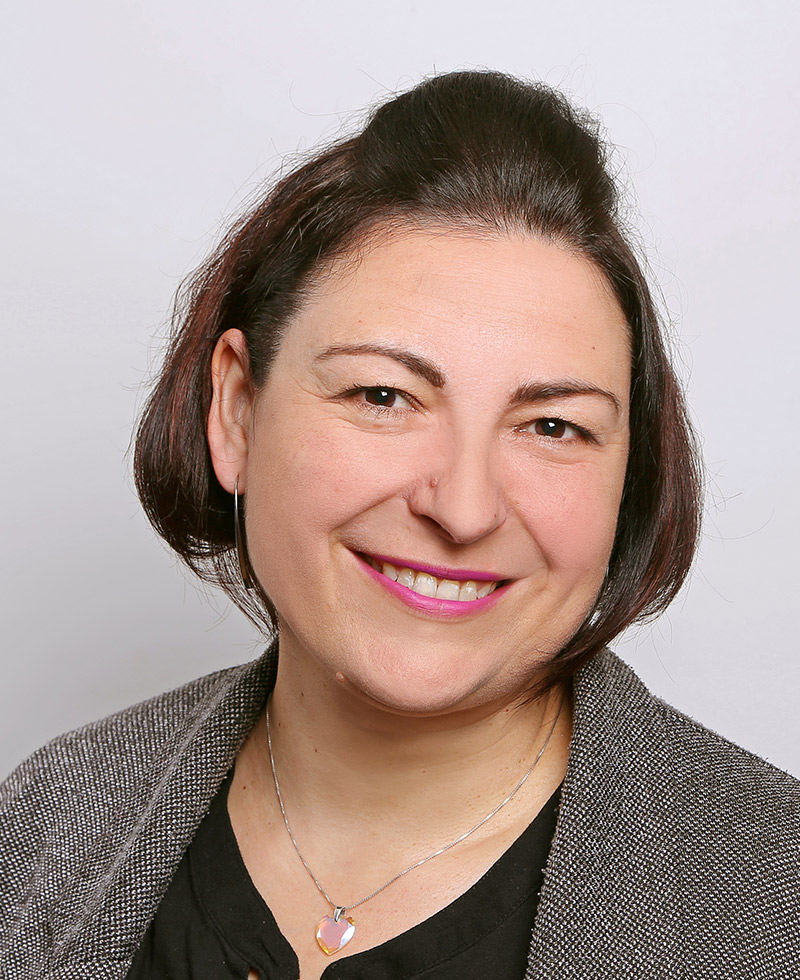 Mitarbeiterin Sonja Gebhard in der Praxis Stenger Mitarbeiterin Sonja Gebhard in der Praxis Stenger